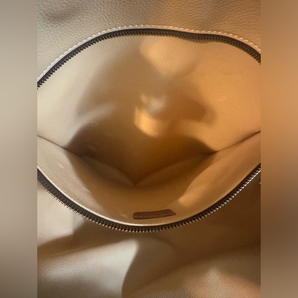 Authentic Extremely Large Etro leather shoulder bag. - Picture 12 of 14